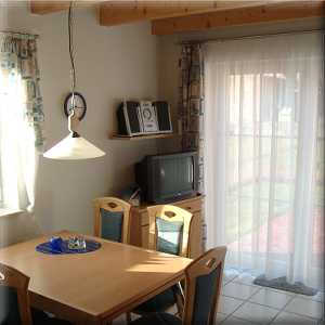 Esstisch, Fernsehecke und Terrassentür