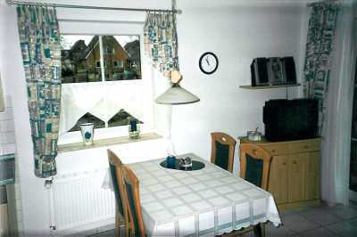 Esstisch abends mit Tischdecke