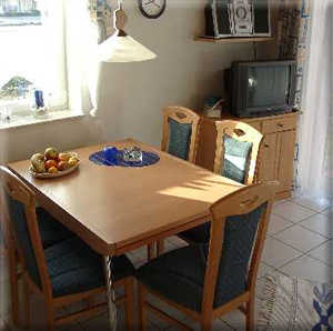 Esstisch mit Ostschale