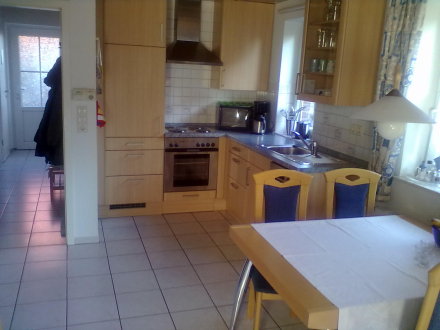 die Küchenzeile und Esstisch